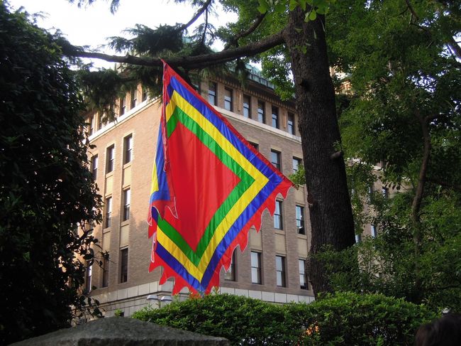 この旗、なんだろう？ベトナムの国旗じゃなし・・・