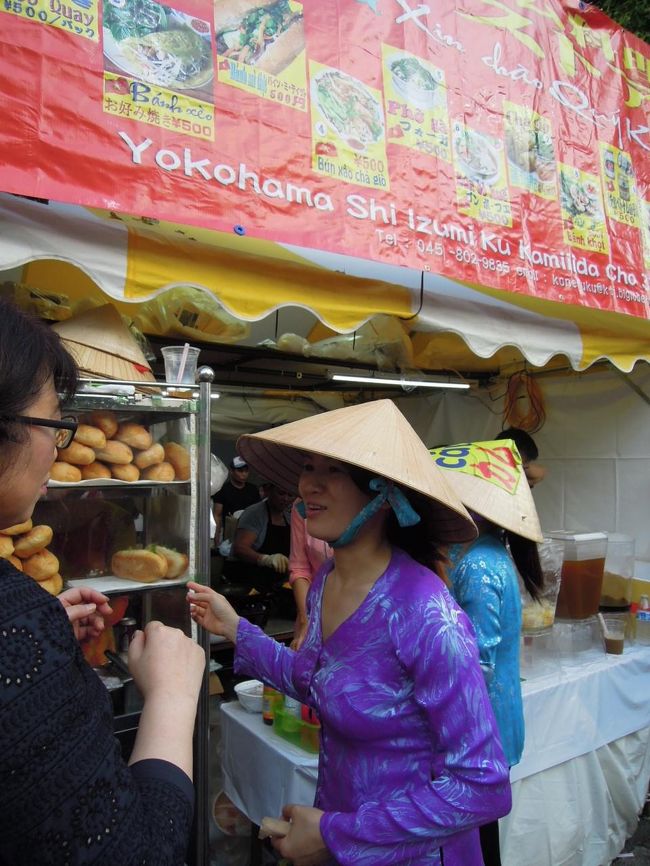 ここのお店で、バインミー、買ってみました。<br />「ベトナムで食べたあのバインミーと同じかしら？中のパンもっちりしてる？」<br />とＹさんがお店の人に確認。<br />「ダイジョーブ、オイシイ、オイシイ」<br /><br />うーん、ほんとに大丈夫？<br /><br />一つ５００円で買いました。