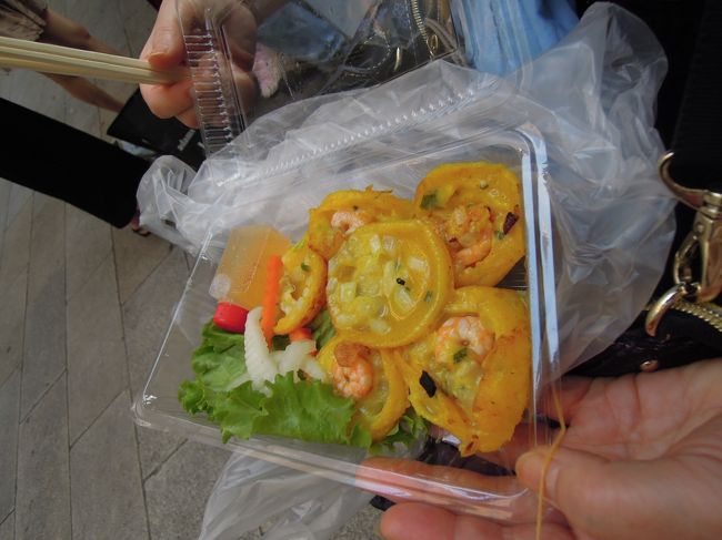 これは、センキャベツとエビが卵のいっぱい入った生地に包まれて揚げてあるもので、まあベトナム風たこやきってかんじですかね。<br /><br />屋台料理だから仕方ないけど油がちょっと・・・でも、美味しかったですよ、これは。<br />