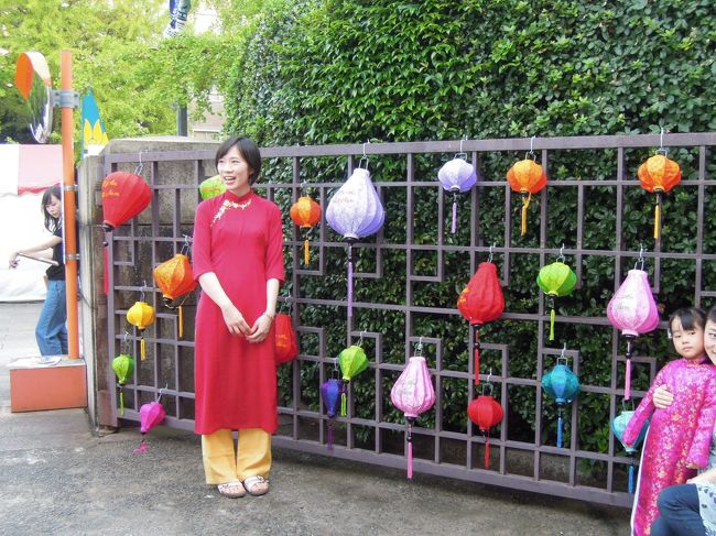 アオザイは無料で着てみることができ、ランタンの前でお写真撮ったりしていました。