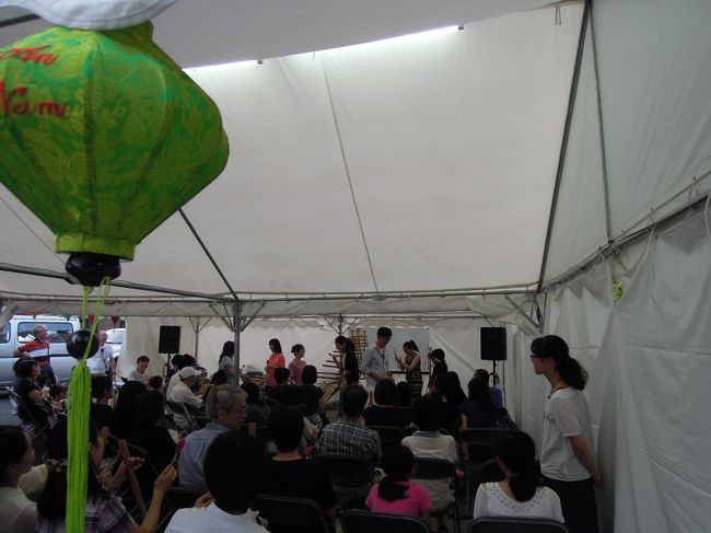 テントの中からは、なにやら音楽が聞こえてきました。