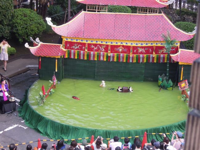 これは、県庁の４階の会議室から見を乗り出して写した水上劇場の全景です。<br /><br />がんばって写しましたよ。<br /><br />神奈川県庁はとっても由緒正しき建物でして・・・っていうことは、はっきり言って古い建物です。重厚ともいう。だからなのか窓がなんか小さいんですよ。窓からすぐ下のベトナムフェアの様子は身を乗りださないと撮れないんですね。大変でした。