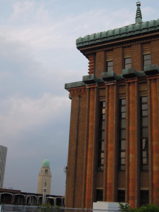 で、この日は、神奈川県庁の内部見学自由だったので、屋上に来てみました。<br /><br />クイーンの塔」として親しまれている横浜税関のドームが見えます。<br /><br />県庁も立派な建物です。登録有形文化財だそうですよ。<br /><br />テレビドラマ「ＨＩＲＯ」のロケが行われたことでも有名。