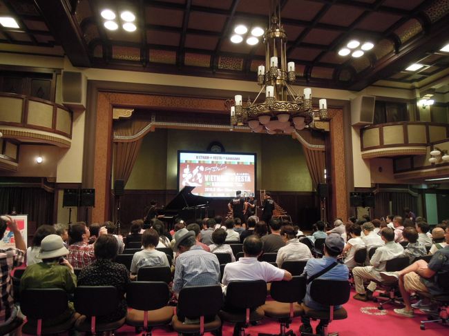 県庁の中の、大広間？見てくださいよ、この重厚なお部屋。素晴らしいですね。<br />お役所内部とはとても思えません。<br /><br />ベトナムのイベント準備中でした。