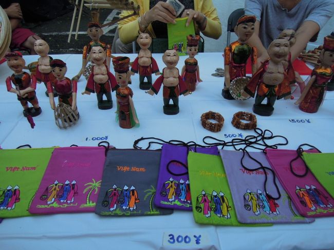 このアオザイの刺繍がかわいいんで、買っちゃおうかと思ったくらい。<br />いかんいかん、現地で十分買って来たじゃないの、やめておきましょうね、はい。