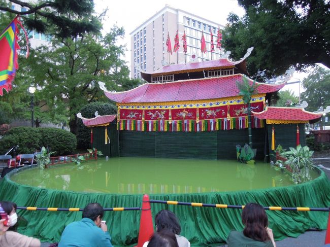 県庁の敷地内では、水上人形劇の舞台もありました。<br /><br />午後のショーが終わって、みな次の回を待っています。<br />次は何時からですか？座って待っている人に聞いたら８時からだって。<br />えっ？いままだ６時ですけど？<br />みなさんすごいですねえ、ここで２時間待つんですねえ。<br />私とＹさんは・・・・・<br /><br /><br /><br />並ばずに帰りました。