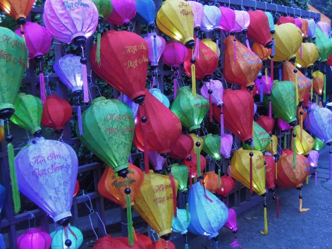 最後に、こんな感じでランタンを吊るしてますけど、これでいいのかな？<br />もうちょっと風情のある吊るし方があるんじゃないか？と思ってみたり・・・<br /><br />ライトアップされつつある中、ベトナムから帰って来たばっかりの２人は、やっぱりここは地元横浜だよね、やっぱりベトナムには行かないと。食べ物だけじゃなく暑さもバイクも多さもベトナムの人との触れ合いも（たいして触れ合ってないが）全部ひっくるめてベトナムなんだよね〜なんてことを話しながら帰宅したのでありました。<br />でも、またベトナムフェアをやってたら行っちゃうと思う。バインミーを探しにね。