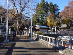 バス停の近くにある半原神社で登山の安全祈願です。