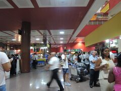 アエロメヒコ、メキシコシティ経由でハバナに到着。夜はロビーに人がごったがえす。
タクシーを使って市内へ。25CUC。旧市街から空港へ来るときは15CUCくらいには交渉で下がるはず。
ちなみに数キロ歩けば日本円で数十円のローカルバスがあるらしい。
