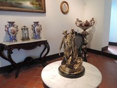 カテドラルの向かいにあるコロニアルアート博物館では、統治時代の家具等が展示されている。