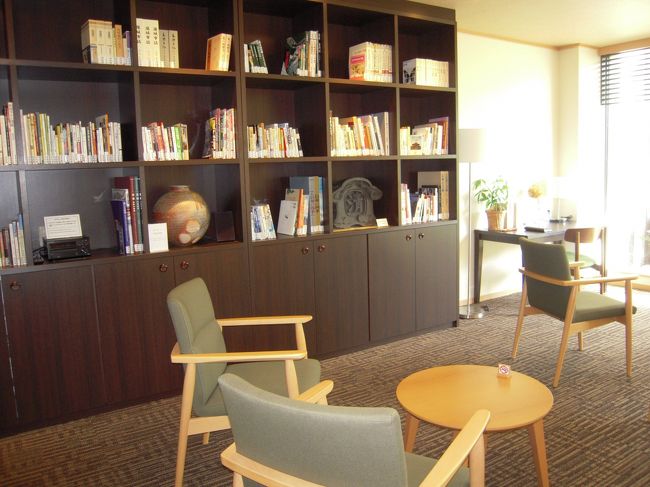 1泊目は戸倉にあるホテル清風園<br />館内にライブラリーがあります。こちらにある本を部屋に持っていくこともできるので、娘は絵本を借りていました。<br />御庭も広く、足湯があります。