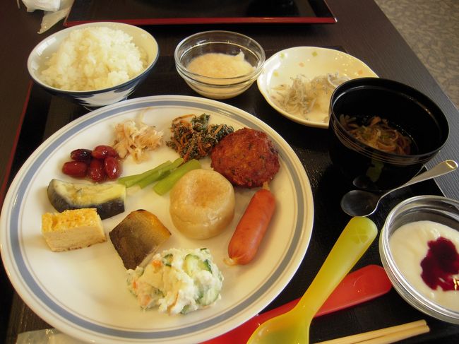 朝食はバイキング。ちょっと種類が少ない印象。<br />真ん中あたりにある丸いのはおやき。皮が厚すぎで好みじゃなかったわ。。