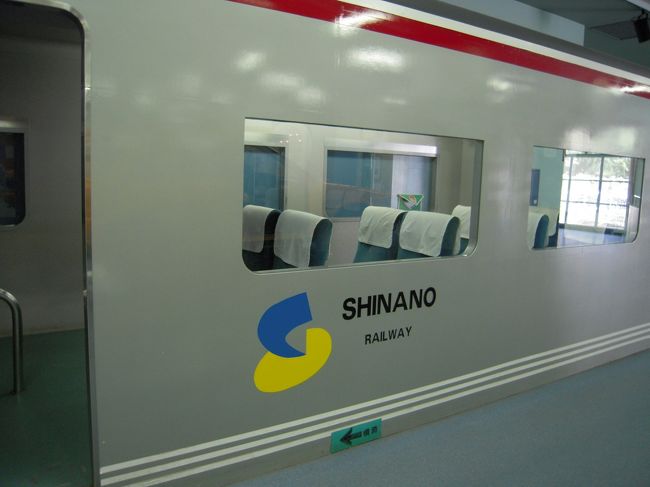 鉄道運転の疑似体験が出来ますが、娘はいじって早々指を挟め意気消沈。