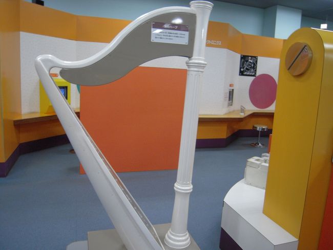 光のハープだったかな？弦がありませんが、あるように空間を指でなでると音が出ます