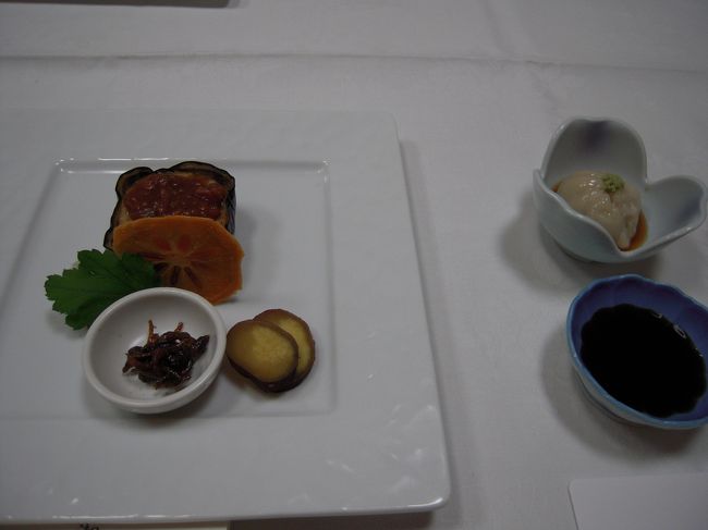 席に着くと仲居さんが、呑めない人は食前酒をジュースに変えることも可能ですが、と。<br />まだお腹もさほど出ていないので妊娠に気づいてではなく、みなさんに言われているのだとは思うのですが、今の私には有難かったです。<br />