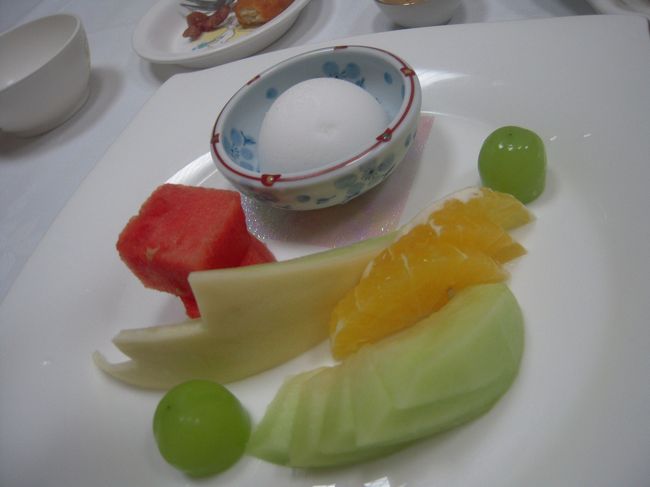 子供用デザート。ライチシャーベットだったかな。<br />子供にはあっさりしすぎのようで大人用のバニラアイスを食べてました