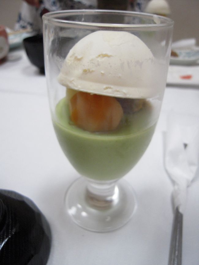 大人用デザート<br />抹茶ムースの上に栗と求肥だったかな。その上にバニラアイス。<br />お腹いっぱいだったところに結構な大きさのデザートで食べきれず。もう少し小ぶりでも良かったかな。