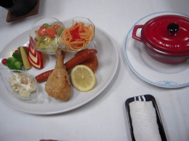 子供用朝食。朝からボリューミー。<br />チキンの大きさで驚いた。さすがに娘はそれには口をつけず。。<br />右側はコーンスープ。