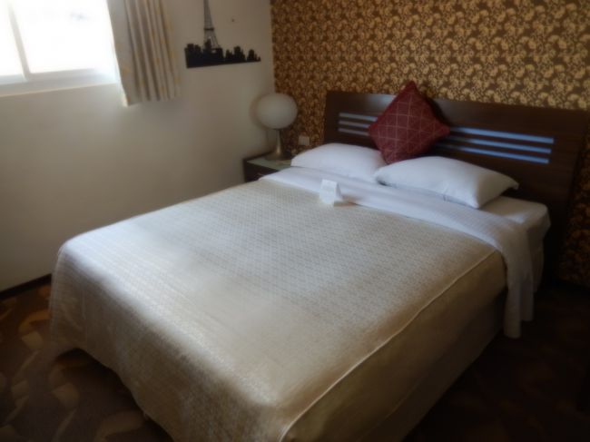 首学大飯店の客室、広さは普通でした