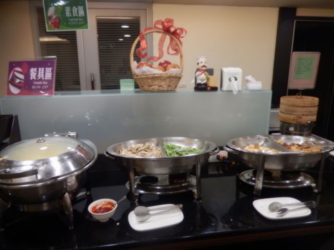 首学大飯店の朝食時の料理、普通の食事ができました