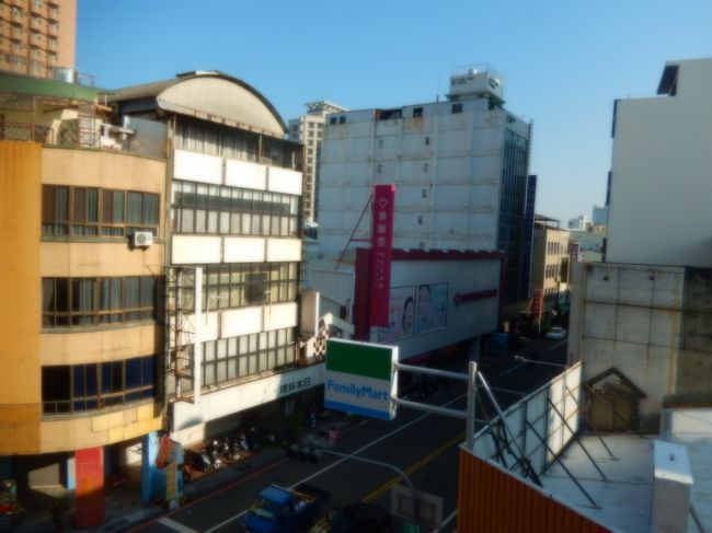 首学大飯店の客室からの眺め、すぐ下にファミリーマートがあります