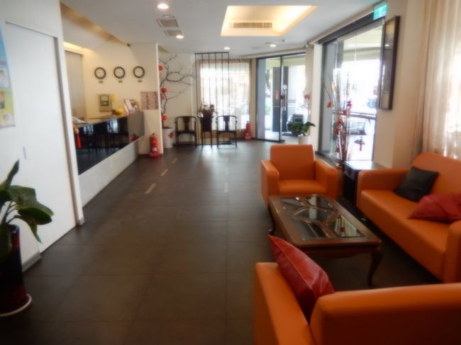 首学大飯店のロビーとフロント