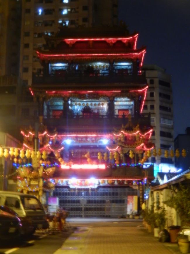 宿泊した首学大飯店の北側にある寺院、夜周辺を散策しました