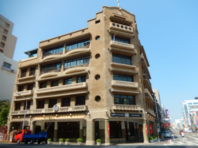 林百貨店を外から見ました、開店前でしたの店内には入れませんでした