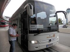 ウィーン空港からバスでハンガリーのブタペストへ行きます。
バス会社は”berlinlinienbus”と言う会社です。
ベルリンから来てるのでしょうか？
所要時間は３時間
料金は１９ユーロ（３０００円弱）とお安くＮＥＴで購入しました。
