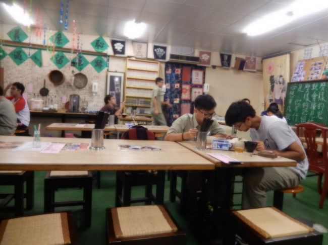 日東拉麺屋の店内、学生が殆どのお店