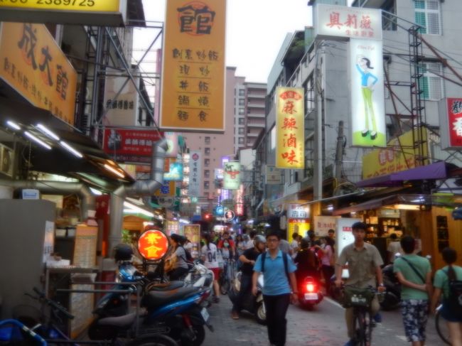 若い人が多く歩いている東寧街、夜は賑やかです