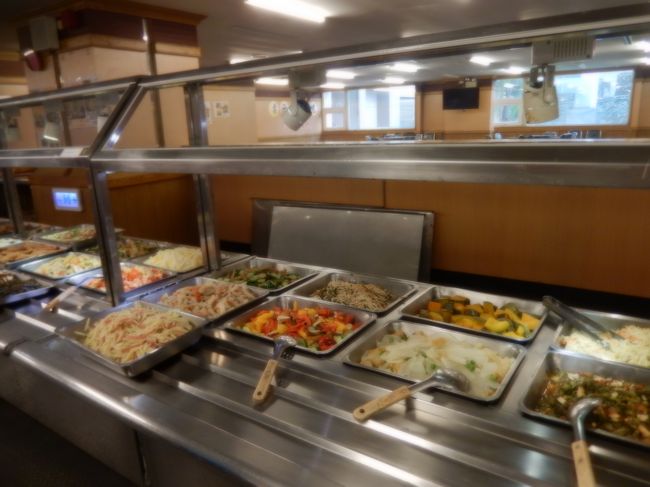 台南市政府庁舎の食堂、バイキングの料理