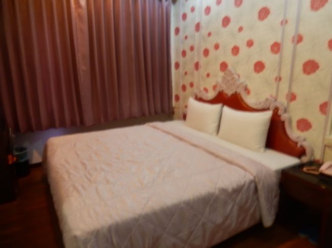 太子大飯店の客室、広さは普通ですが格安ホテルですので冷蔵庫はありません