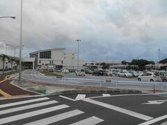 さあ、やって来ました那覇空港！
写真はご存じ国内線ターミナルです。
今回はＬＣＣターミナルに向かいますよ〜
