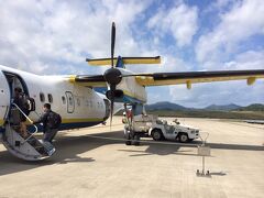 人生通算○回目の石垣空港。
しかし、いつもならここが旅の目的地なのに、今回は石垣空港は単なる乗り継ぎです。
人生初のRAC搭乗にテンション上がりまくりです。
写真撮りまくっていたら、係員の人が夫婦の記念撮影してくれました。

あと、ボーディングブリッジ使わない搭乗が昔の石垣空港みたいで
ちょっとぐっと来るものがありました。

旦那の大好きな、CAによる非常用設備の実演。
酸素マスクが降りてこなかった。
そうだ、これジェットじゃないものね。