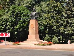 街歩きの最後は、バザールのすぐ南にある『28人のパンフィロフ戦士公園』。WW2のドイツ戦で戦死したパンフィロフ将軍以下28人の戦士を讃えるために造られた公園。
入口には胸像が。中ももちろん謎像の宝庫でした。