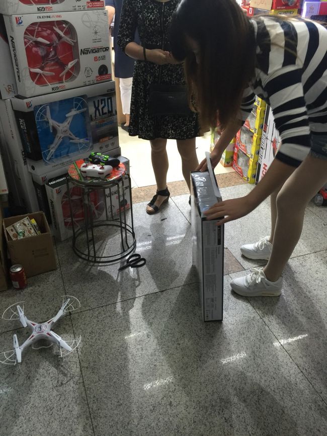 ドローン200元日本円4000円で売ってました<br />販売員のお姉さん飛ばすのうまい