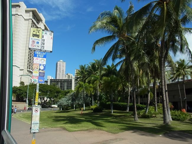滞在4日目は周辺をぷらぷらしてみました。今日も快晴。うふ♪<br /><br />アラモアナでOLI OLIバスをダウンタウンルートに乗り換え、ワードウェアハウスへ。「ワード・センター」というバス停が近いけれど帰りにストップするバス停なので、行きはアラモアナから一つ目の「ワード・シアター前」で下車します（写真は関係ありませーん）。