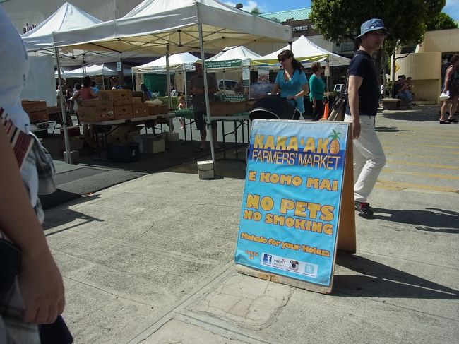 バス停の道を挟んだ向かい側がワードウェアハウス。昨日、「アイランドソープ＆キャンドルワークス」に来ているので、下見はバッチリです。<br /><br />まずは、カカアコファーマーズマーケットへ。土曜日の8：00〜12：00に、ワードウェアハウスの山側駐車場で開催しています。