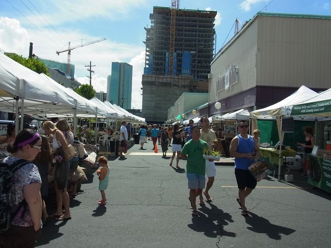 同じ土曜日に開催しているKCCファーマーズマーケットは去年行ったので、今年は違うところに行ってみたくて、こちらに。<br /><br />両端にずらりと約50店舗が並びます。ローカルの人も多いマーケット。