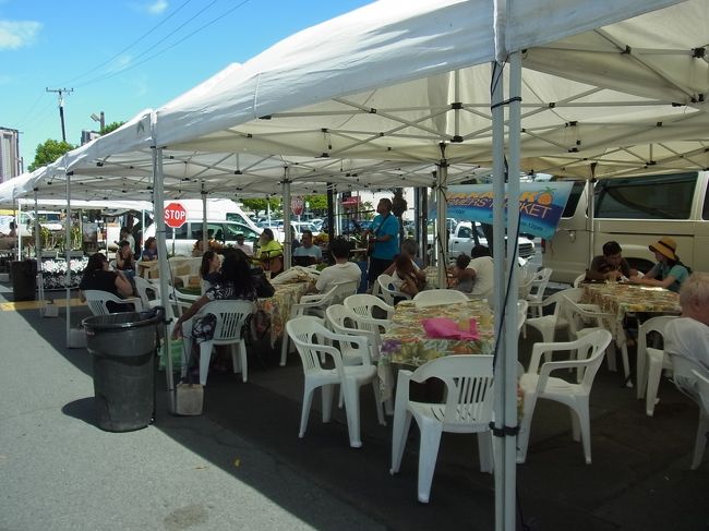 規模は小さめのマーケットですが、休憩スペースがたっぷり設けられています。テントがあるのが嬉しいですネ。