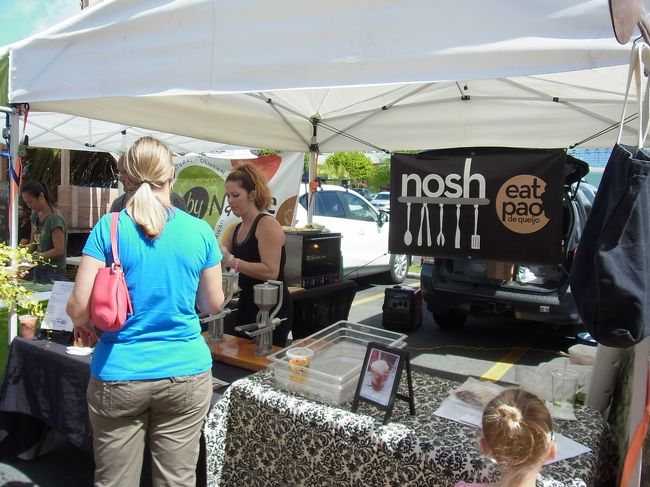 今回、ぜひ行ってみたかったこのお店。<br /><br />ブラジルをはじめ南米の料理を提供する「NOSH」。ブラジル流チーズパン、ポンデケージョが人気だそうです。お好みで中にチョコクリームとか入れられるそうです。