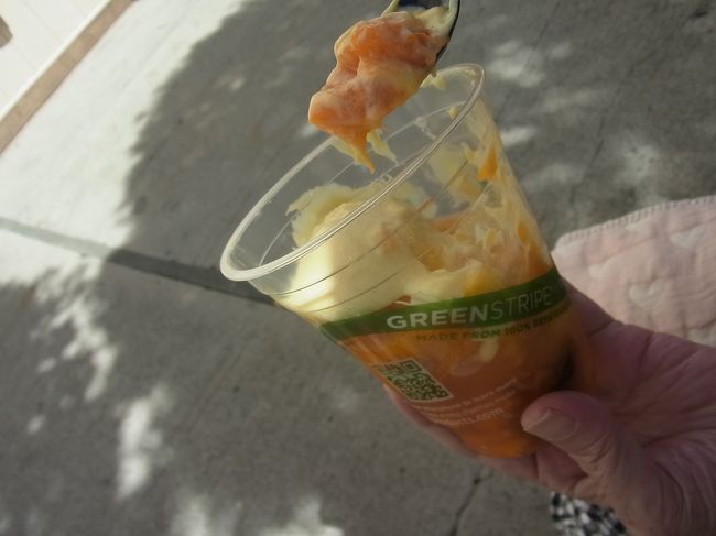 この店でわたしが食べてみたかったのは、こちら。ライム果汁を混ぜた新鮮なフルーツにリリコイ（パッションフルーツ）で作ったリリコイホイップを乗せたもの（名前わかんない！）。<br /><br />食べかけの写真ですみません。さわやかなリリコイの風味とフルーツの酸味がよく合っていて、とっても美味しかったです。次回もリピートしたいです。