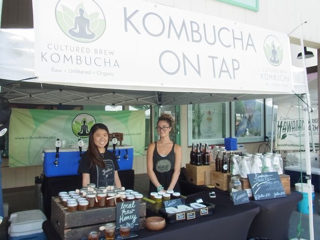 ハワイではちみつを買いたいな、と思っていたのであたりをキョロキョロ。KCCでもおなじみの「Hawaiian Rainbow Bees」の3つセットを購入。<br /><br />そしてもう一軒。発酵飲料のKombuchaのお店「KOMBUCHA ON TAP」でもはちみつを扱っていました。はちみつ好きのチチへのお土産に、ハワイ産はちみつ（スティック付）を購入。