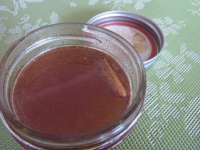 この店で試食をさせてもらって、うーわ美味しい！とビックリしたのが、シナモン入りのはちみつ。邪道かもしれないですが、こんがり焼いたトーストにはちみつを塗って食べるのが好きなので、即購入です。<br /><br />帰国してあけてみると、たしかにシナモンスティックが入っていました。いやー、これは美味しい。こちらもリピート決定です。