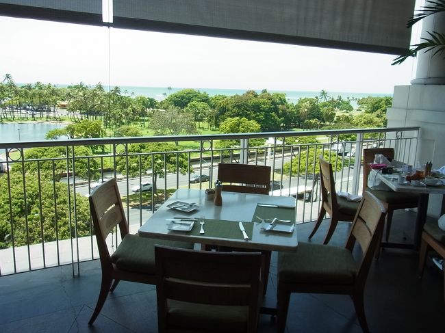 さて、バスに乗ってアラモアナに行きます。向かったのはニーマンマーカス。ド定番ですが、みんな大好き「マリポサ」でランチをいただきます。<br /><br />12時に予約をしていたので、テラス席に通してもらえました。