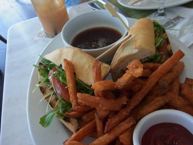 ビーフサンド。これ、付け合わせのフライドポテトがとっても美味しかったです。おなかいっぱいになるけど、手が止まらない！