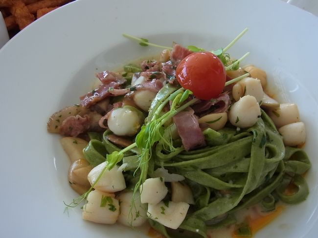 本日のおすすめのホタテのパスタ。メインをどうするか悩んでいたところ、おにいさんの説明を聞いて、ふむふむ何やら気になるぞ…とオーダー。おすすめだけあって、抜群の美味しさでした。