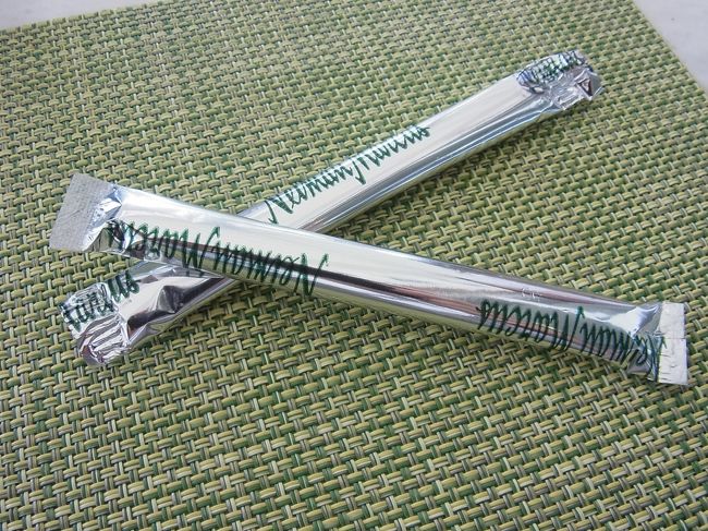 食後にもらうミントチョコ。昔は四角いチョコだった気がします。