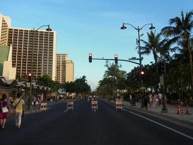 9月19日（土）。この日はアロハ・フェスティバルが行われるとのことで、カラカウア通りは夕方から交通規制がかかりました。実はスカイウェーブもいつもと少し違う道を通りました。